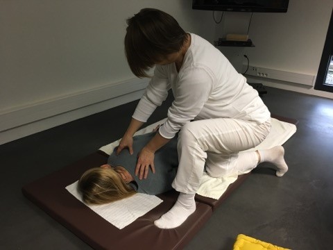 Un collaborateur de FACIL'iti en séance de shiatsu