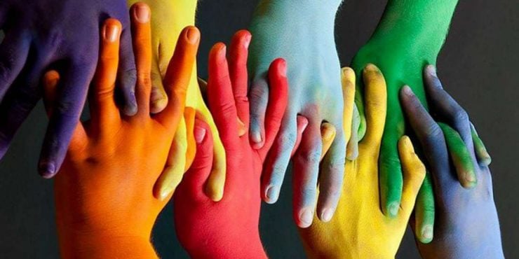Mains de toutes les couleurs qui s'entrecroisent
