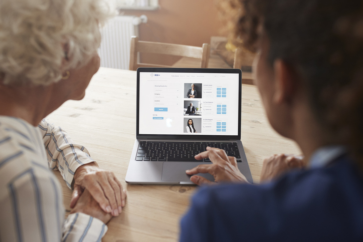 Deux femmes séniors utilisant le web